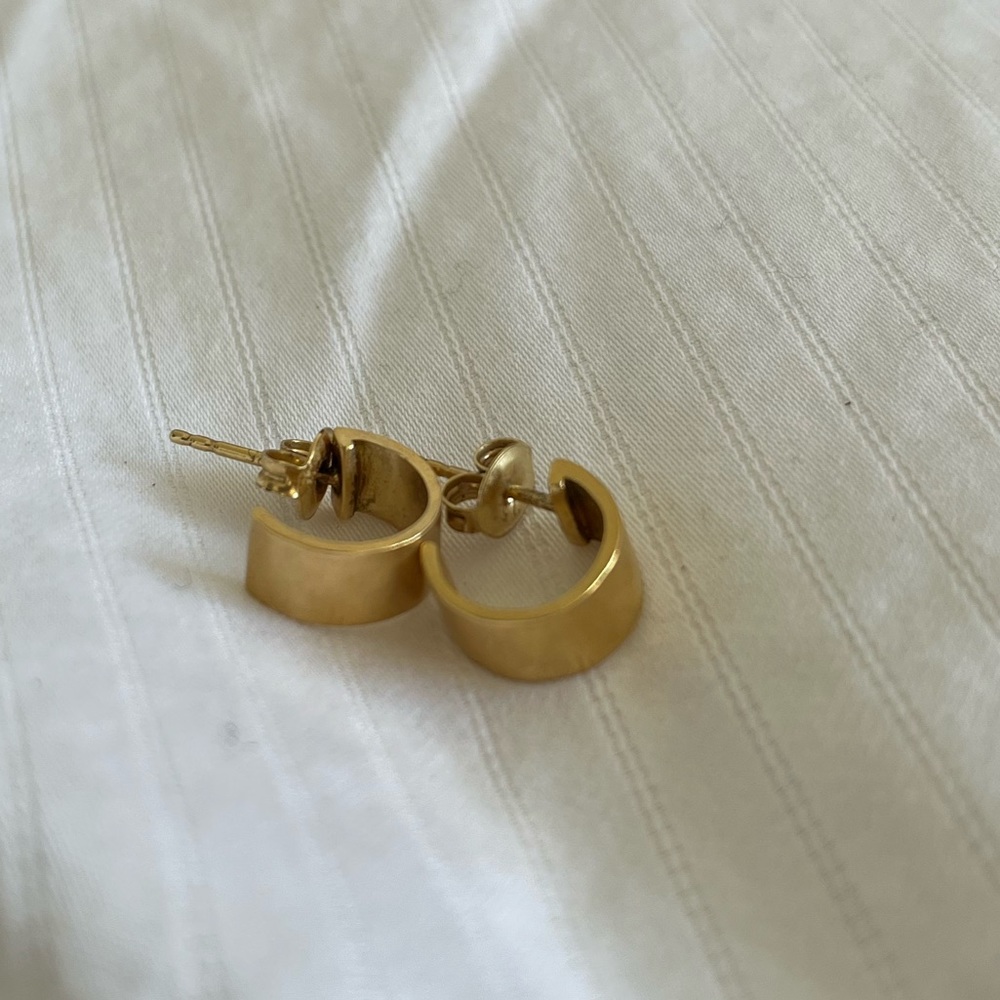 Mejuri daily mini hoops